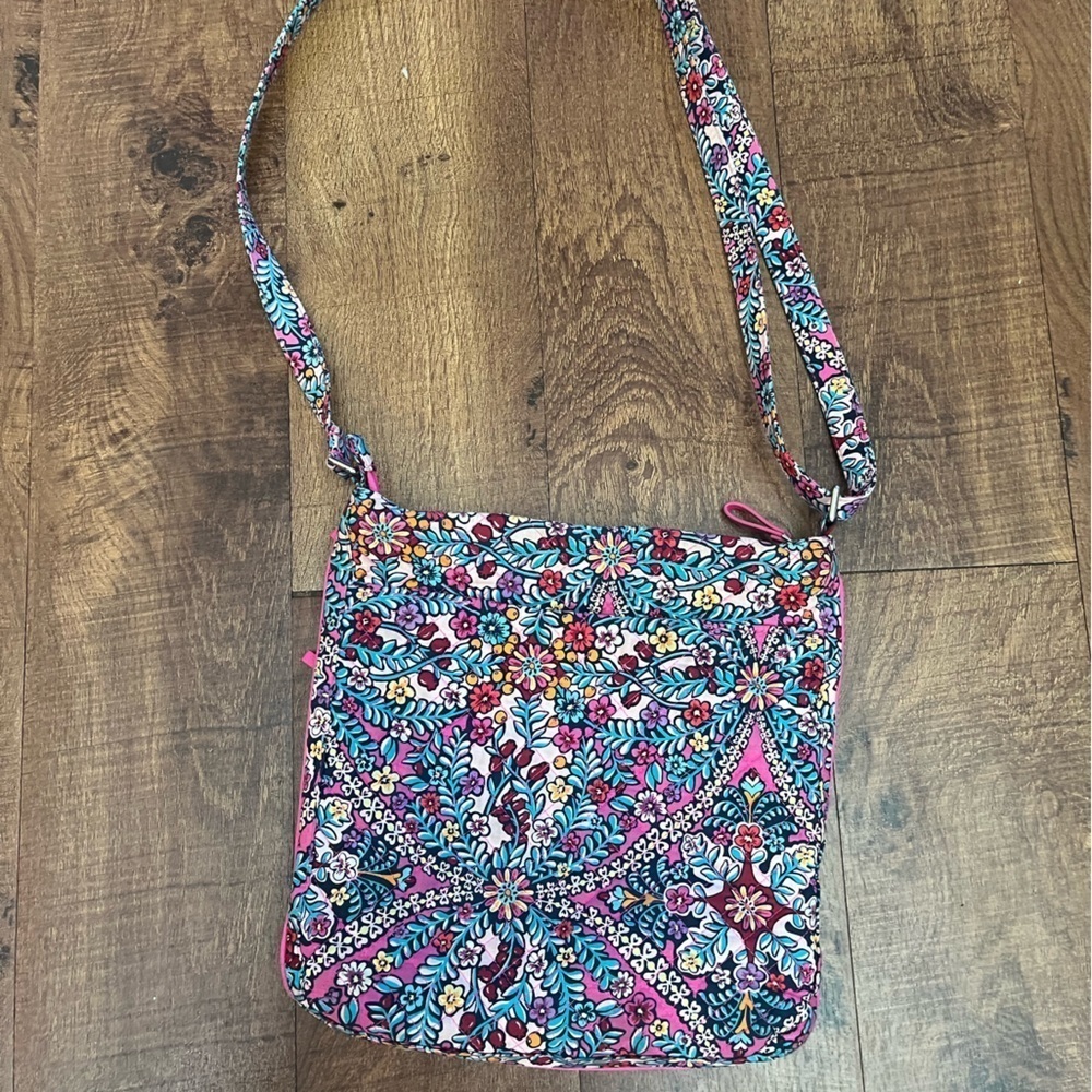 Vera Bradley women’s kaleidoscope crossbody purse bag zip closure pockets